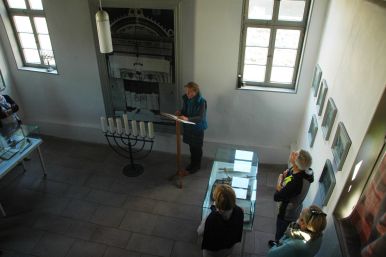 Frau Linnenbrink bei ihrem Vortrag in der Padberger Synagoge
